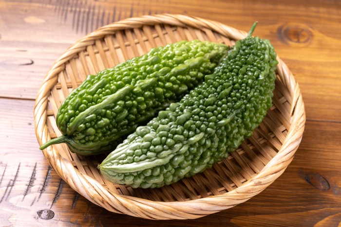 ざるの上に置かれた2本のゴーヤ