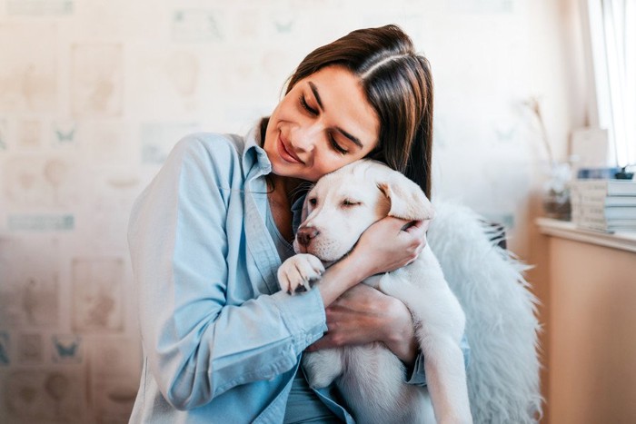 犬を抱っこする女性