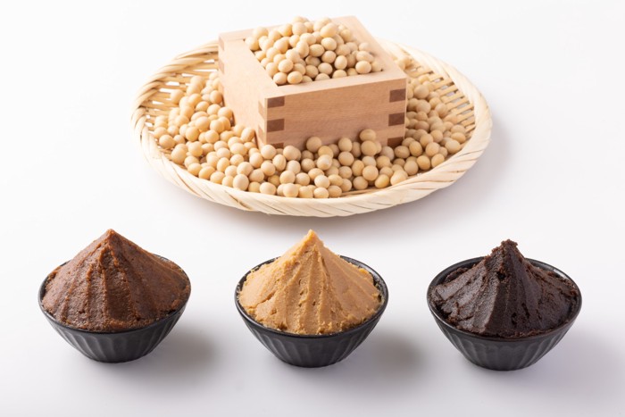大豆の前に異なる3種の味噌が並んでいる光景