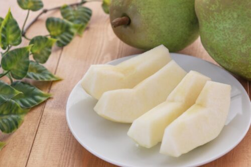 白い皿に盛りつけた洋梨（ラフランス）
