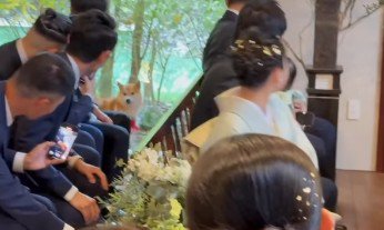 新郎側の参列席へ