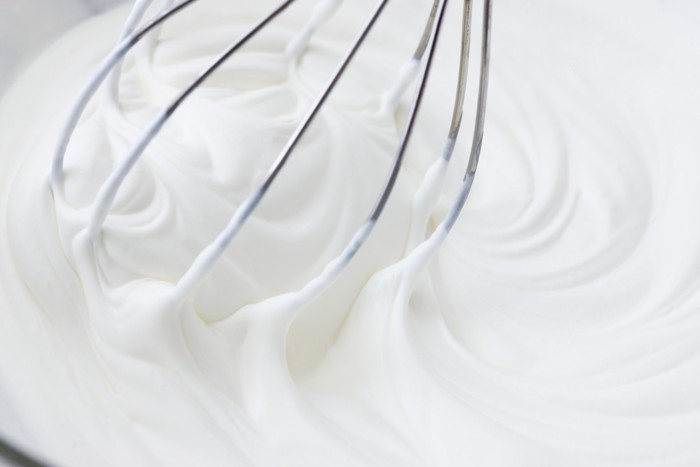 泡だて器で混ぜられている生クリーム