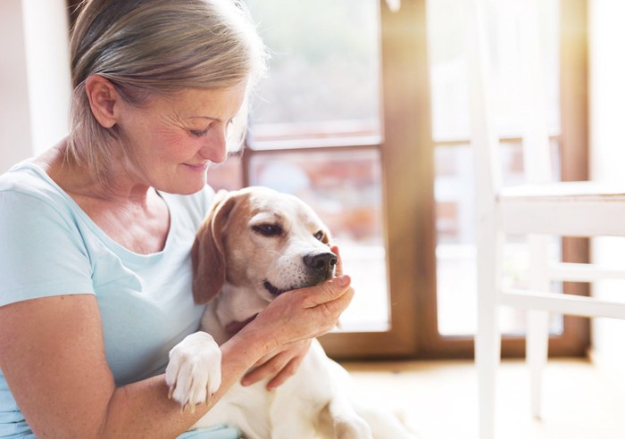 犬を抱きしめる女性