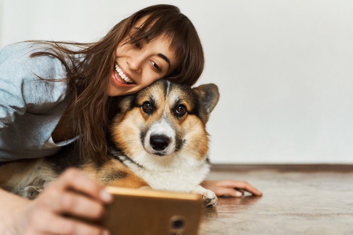 飼い主さんと写真を撮る犬