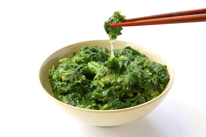 刻んで粘り気が出たモロヘイヤをお箸で持ち上げている様子