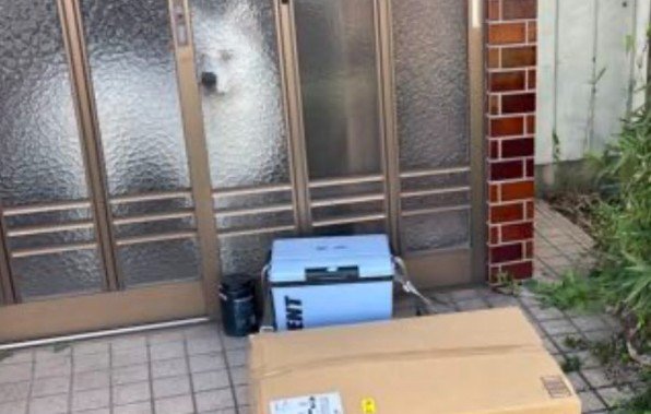 すりガラスの向こうに…