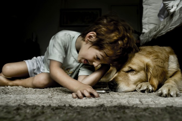 笑う少年と犬