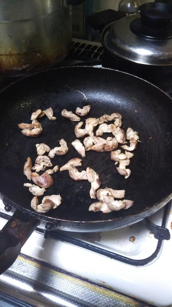 フライパンで銀皮を炒っている写真 焼きあがり