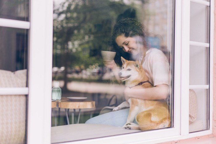 店内にいる柴犬と女性