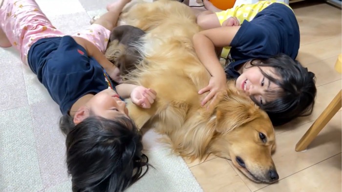 笑顔の姉妹と2匹の犬