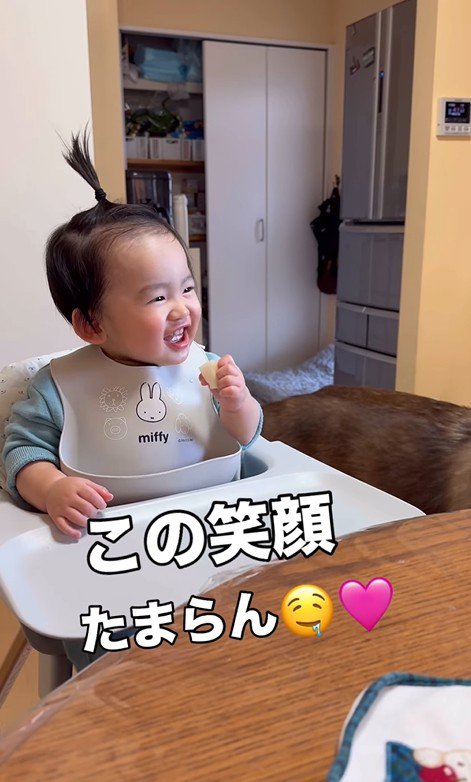 梨を食べるZIGGYくんと男の子9