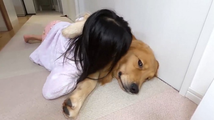 一緒に寝る子供と犬