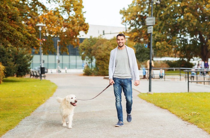 犬の散歩中の男性