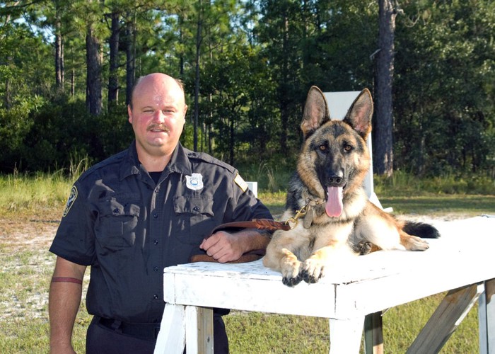 パートナー警察と警察犬の笑顔