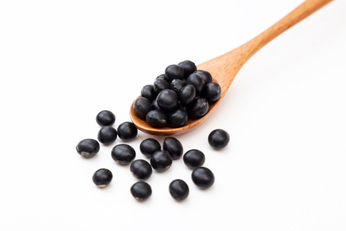 スプーンの上にのった黒豆