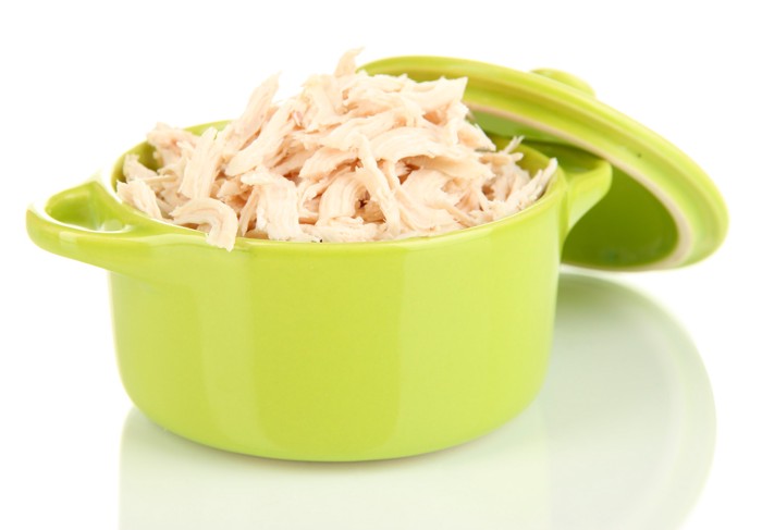 加熱して細かくほぐした鶏肉が鍋に入っている様子