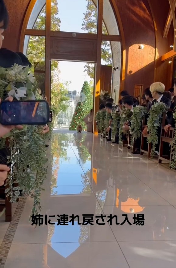 式場に入ってきたチャックくん