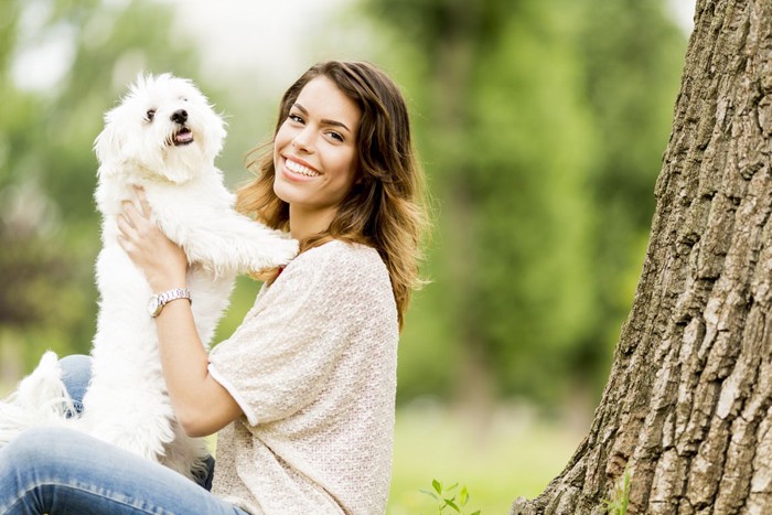 女性に前足を乗せる犬