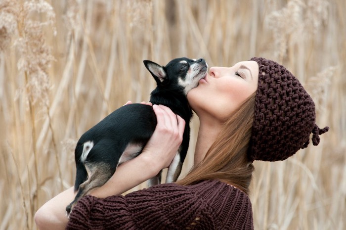 愛犬とキスする女性