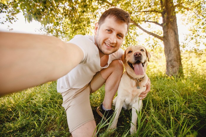 犬と自撮りする男性