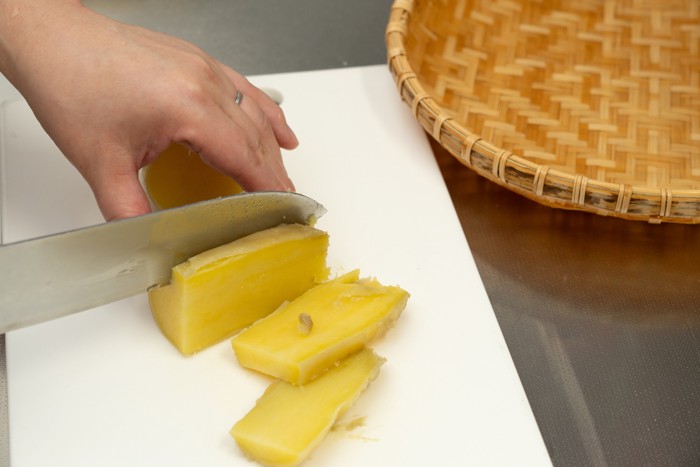 干し芋用のさつまいもをカットしている様子