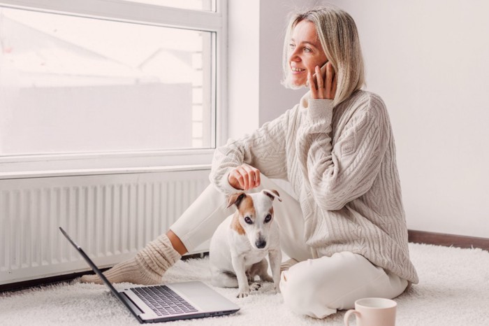 調べ物をする女性と犬