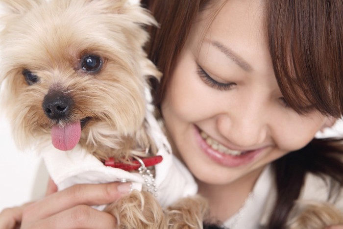 犬を抱きしめる女性