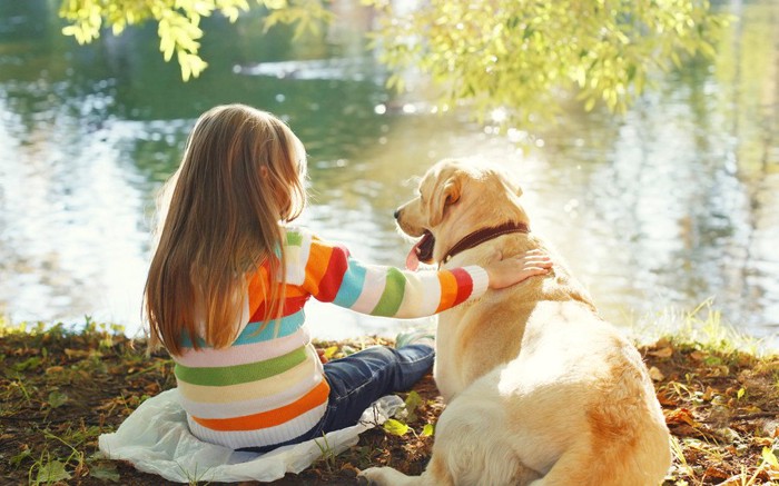 女の子と犬