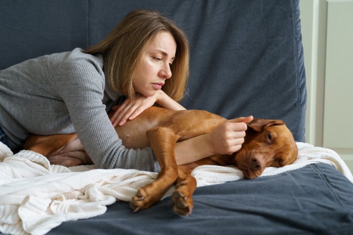 愛犬を心配する女性