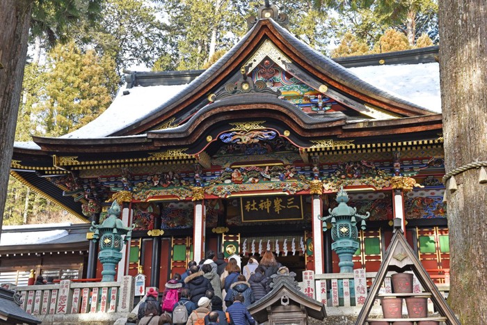 雪の積もった三峯神社