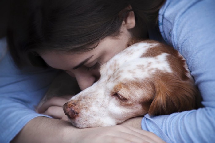 犬を抱きしめる女性