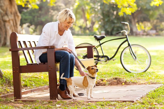 優しく愛犬を撫でる女性