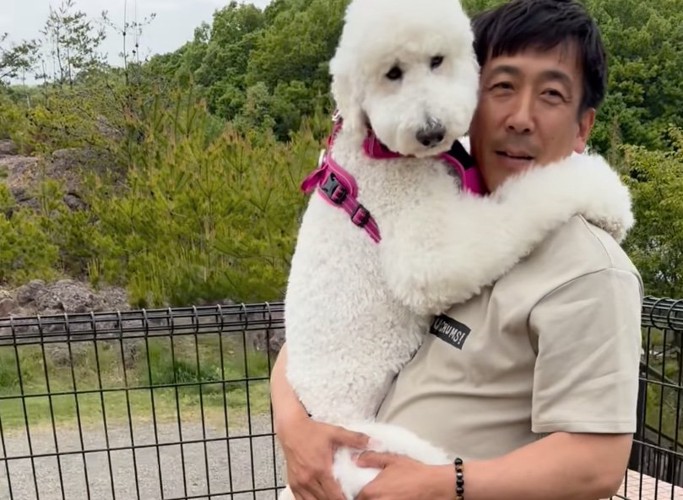 犬見知り全開でパパにしがみつくマメちゃん