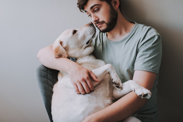 見つめ合う男性と犬