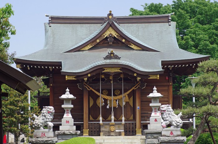 神社の正面にある狛犬