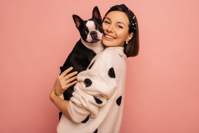 犬を抱きしめる女性
