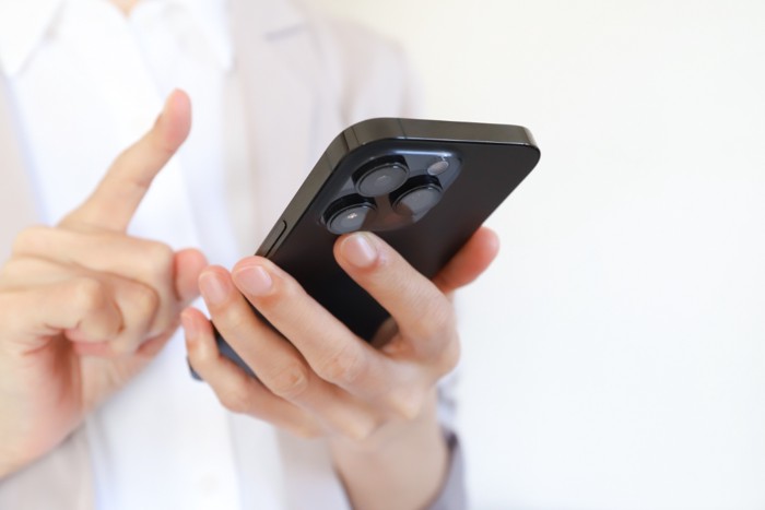 スマホを使う手元