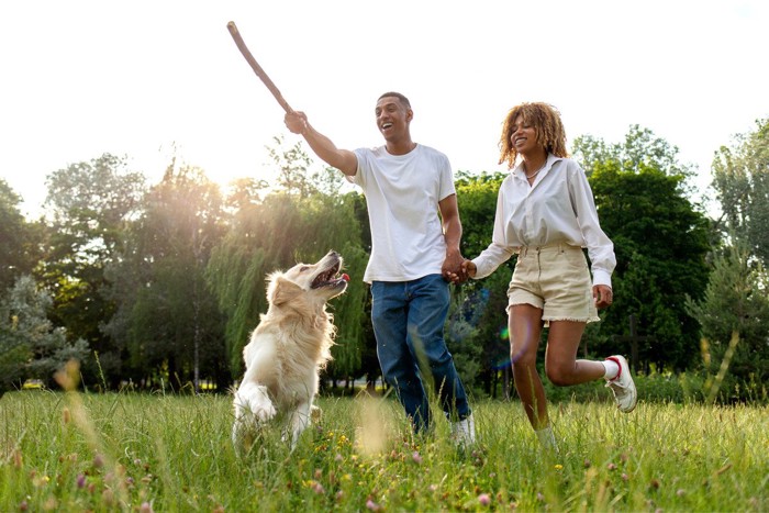 女性と男性と犬