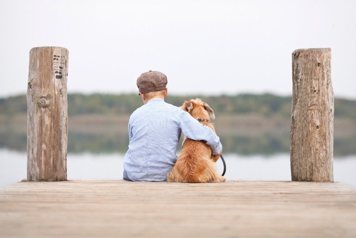 犬の方を抱く男の子