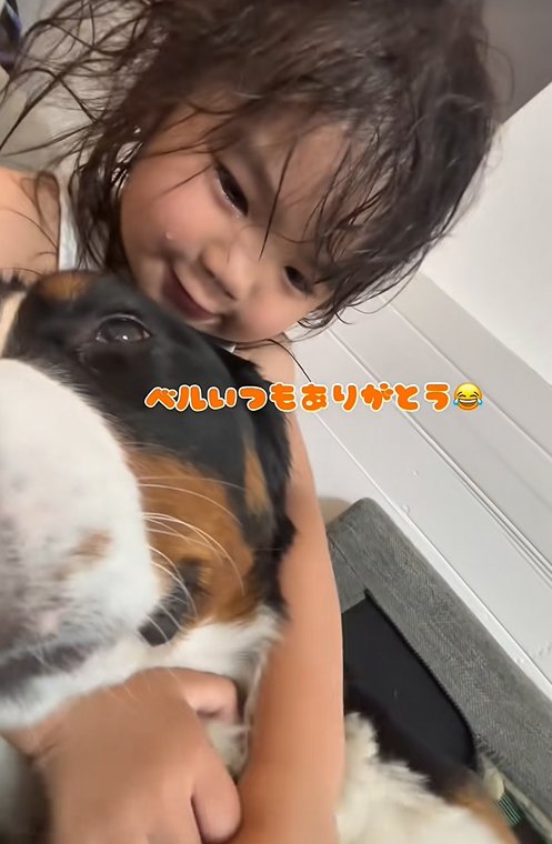 笑顔の子どもと大型犬