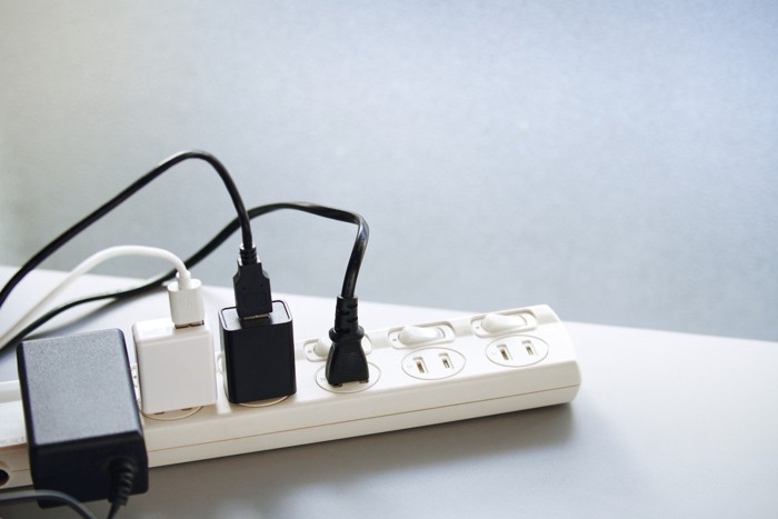 複数の電気コードとコンセント