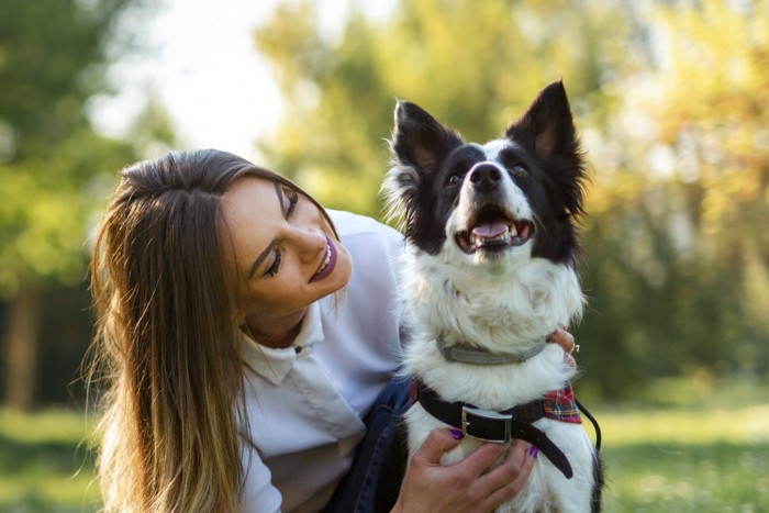 女性と犬