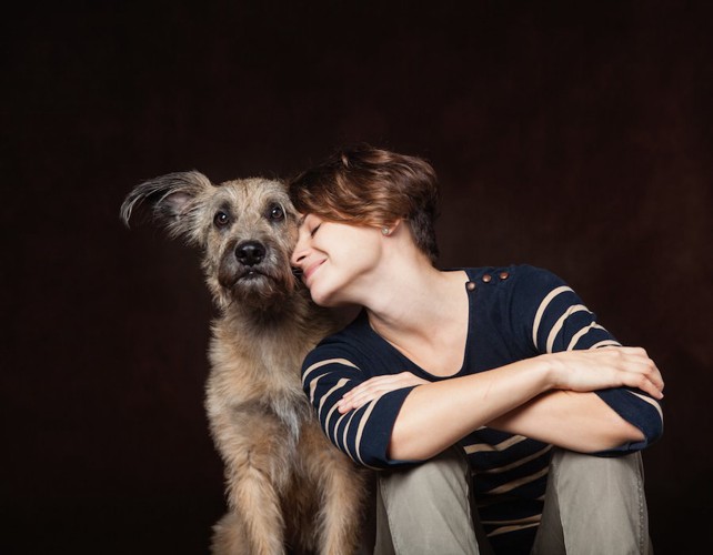 犬に寄りかかる女性