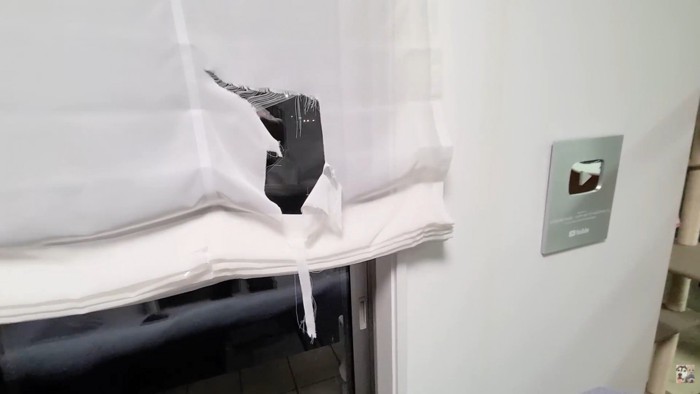 カーテンが破れています!