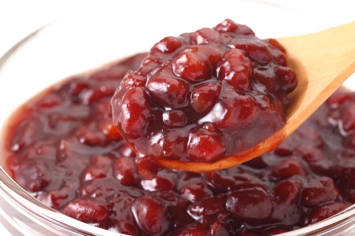 茹でた小豆をスプーンですくっている様子