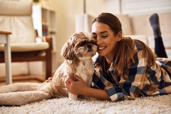 女性と犬