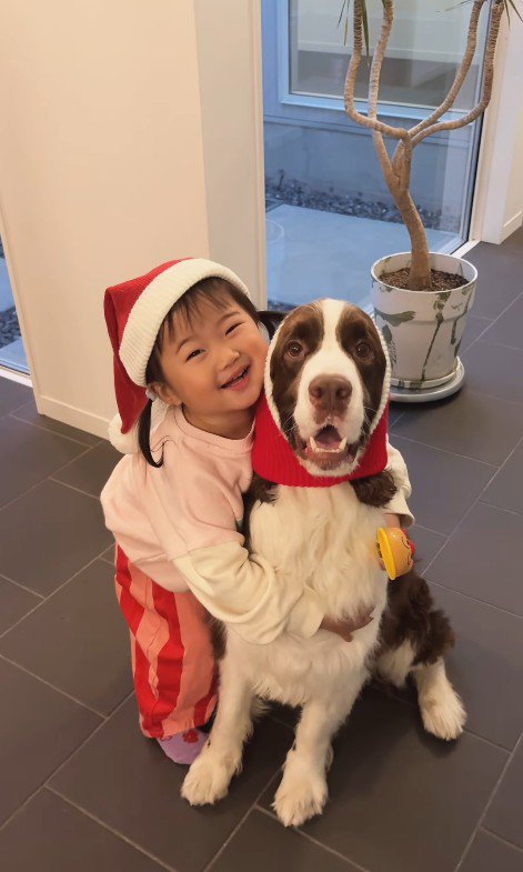 サンタごっこをするププくんと女の子5