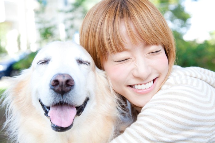 寄り添う犬と女性