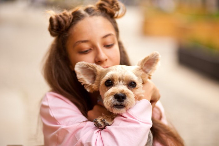 犬を抱える女の子