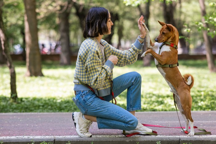 女性と犬